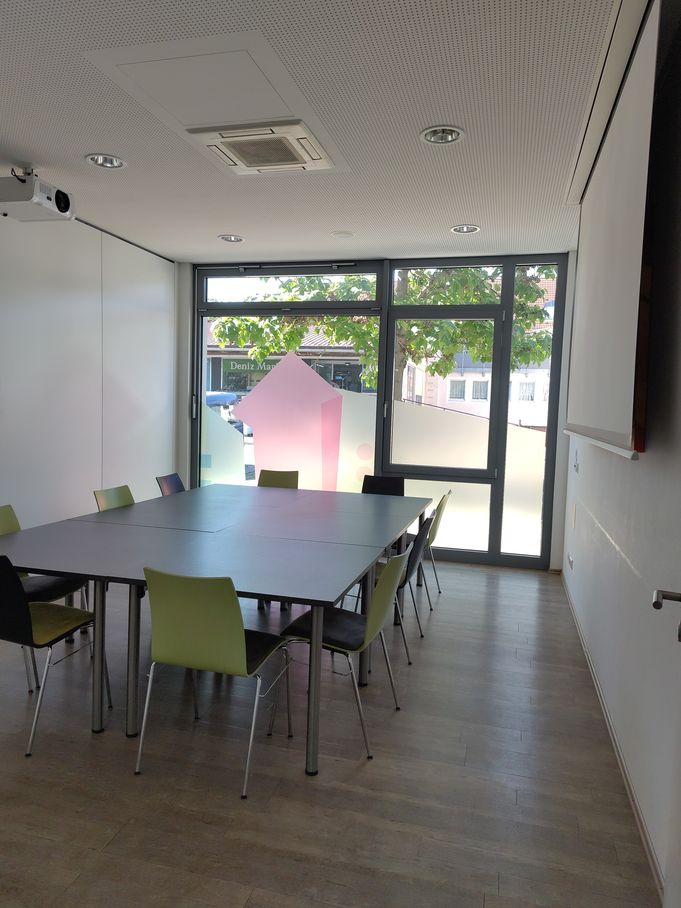 Raum 1 mit großer Tafel und Beamer