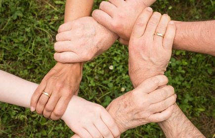 Hände greifen sich im Kreis