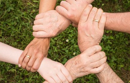 Hände greifen sich im Kreis