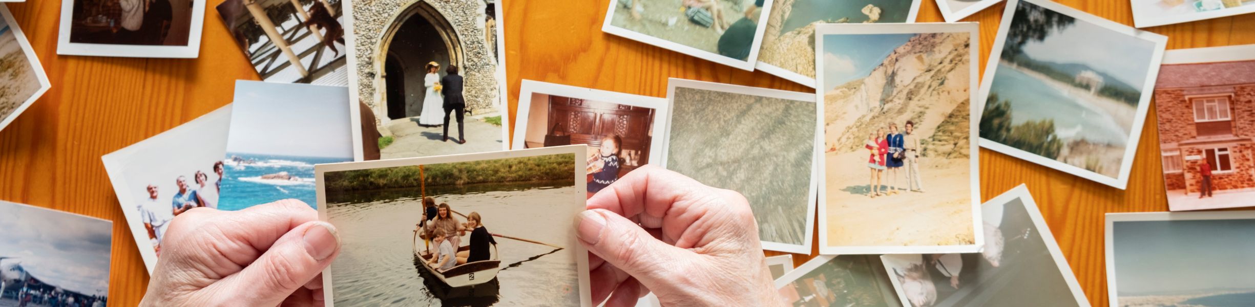 Hände mit Fotografien