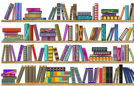 Vier Holzregale mit vielen bunten gemusterten Buchrücken in verschiedenen Größen